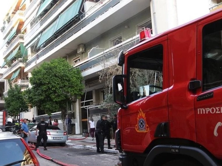 Πανικός στην Κυψέλη – Επιασε φωτιά το διαμέρισμά της και πήδηξε από τον 5ο για να σωθεί!